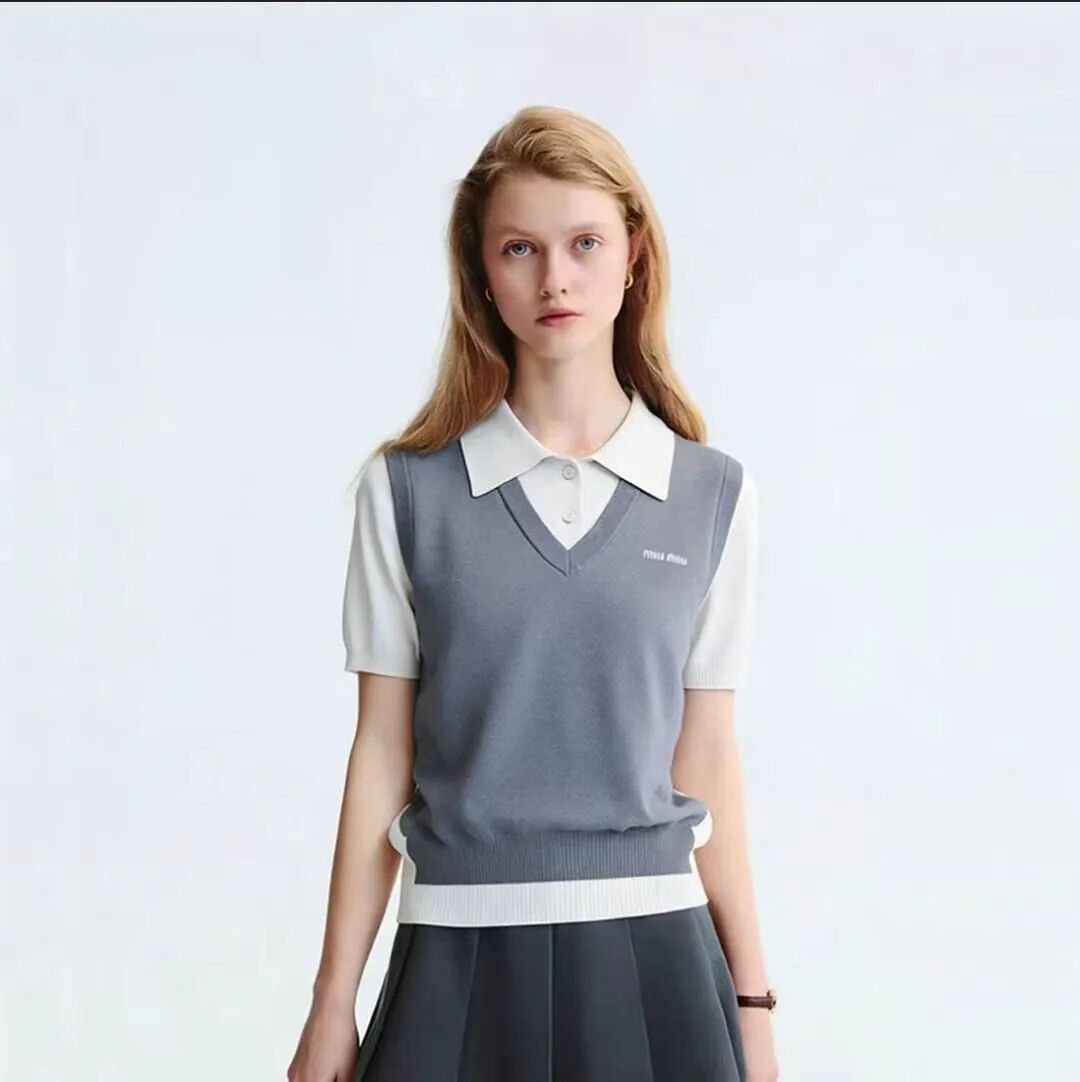 mi*u|谬系学院风春夏针织V领+翻领衬衫元素撞色+刺绣Logo减龄显白女士针织半袖短袖T衫