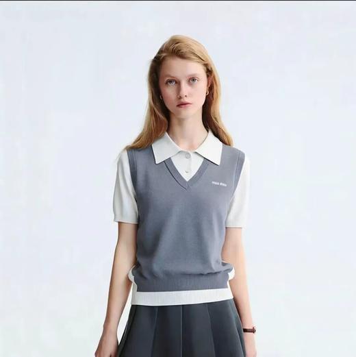 mi*u|谬系学院风春夏针织V领+翻领衬衫元素撞色+刺绣Logo减龄显白女士针织半袖短袖T衫 商品图0