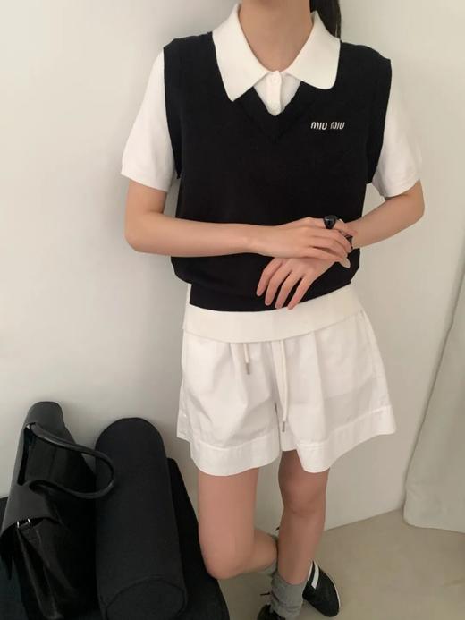 mi*u|谬系学院风春夏针织V领+翻领衬衫元素撞色+刺绣Logo减龄显白女士针织半袖短袖T衫 商品图3