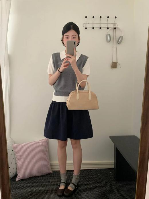 mi*u|谬系学院风春夏针织V领+翻领衬衫元素撞色+刺绣Logo减龄显白女士针织半袖短袖T衫 商品图2