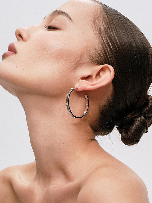 TR她热 星轨 银色横纹黑白锆石轻奢设计感百搭925银针耳环大耳圈 商品图1