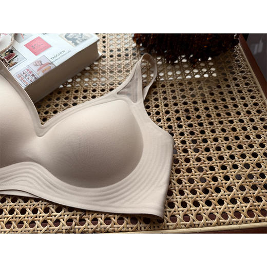 【贝拉推荐|团购更优惠】零压呼吸 极简无痕无压无钢圈文胸 果冻条承托舒适无比 M-2XL 商品图1