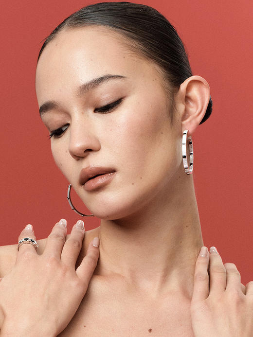 TR她热 星轨 银色横纹黑白锆石轻奢设计感百搭925银针耳环大耳圈 商品图4