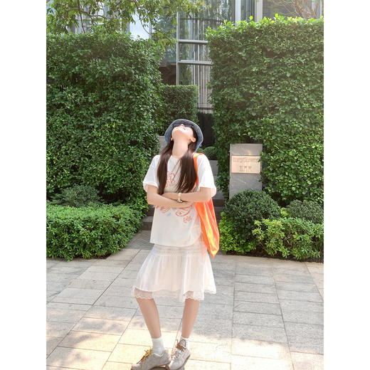 <曾小咸推荐>米白色宽松圆领印花短袖T恤【预售款，预计3-15天！！】 商品图3