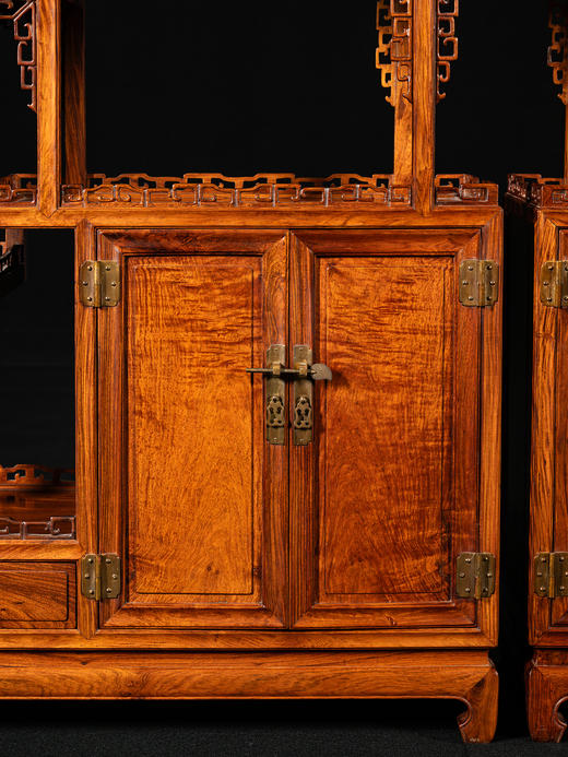 二十世纪 黄花梨打洼透雕拐子纹圈口博古架（一对） 商品图3