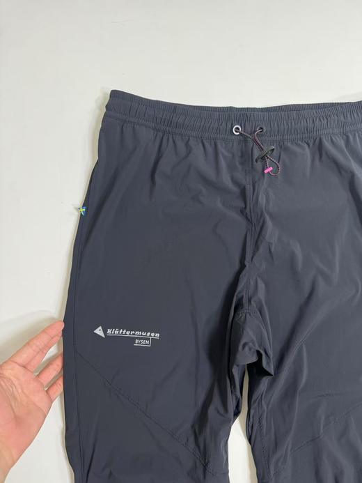 原单正品攀山鼠比森专业运动慢跑长裤，

超薄，版型独有，适合快节奏运动场景

拉链裤腿，方便穿脱，腰部带松紧，膝盖弹力绳设计，膝盖预弯曲设计，细节超多！！

黑色S-XXL 商品图3