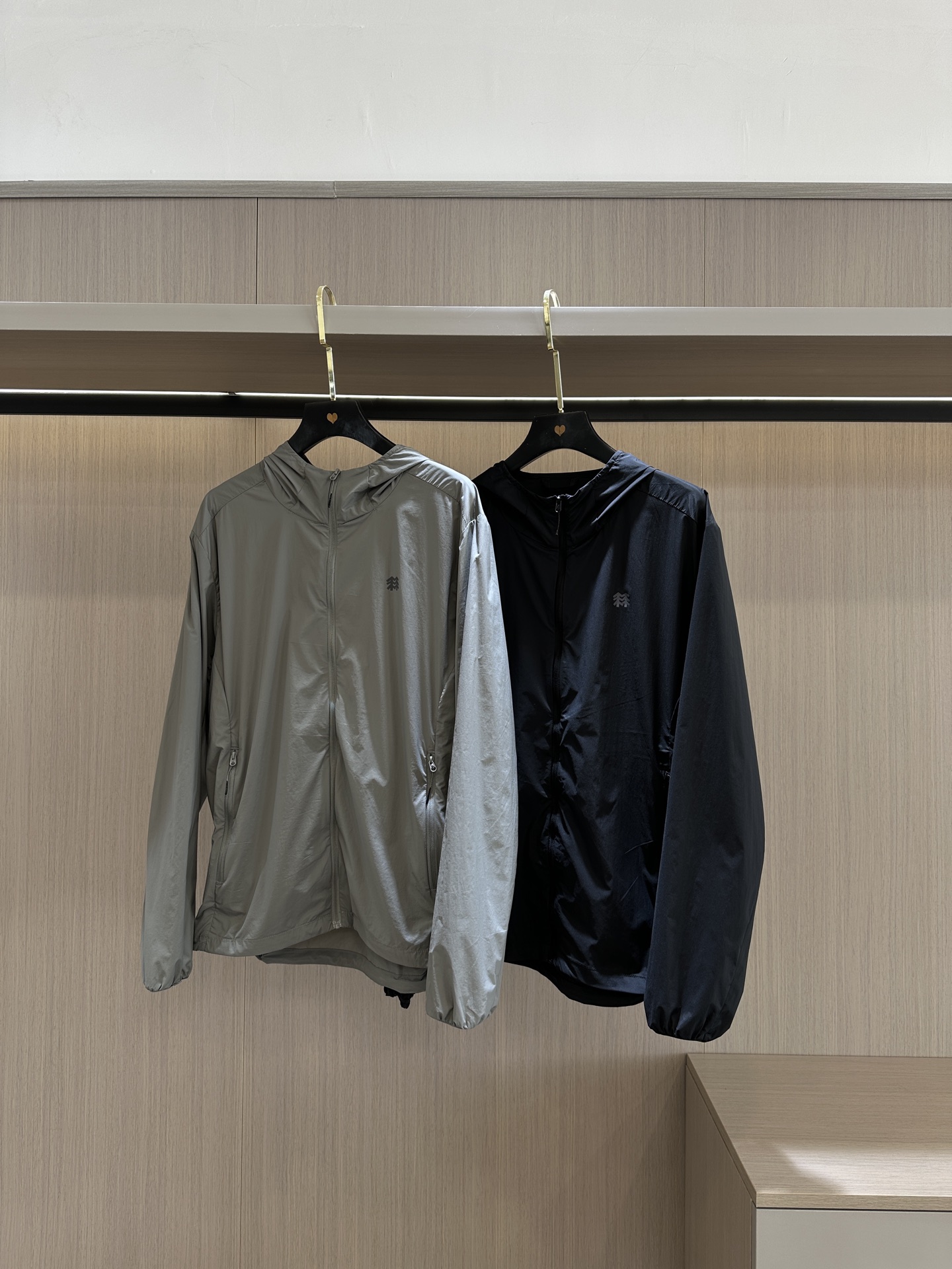 点此购买 可隆春夏季男士户外通勤连帽皮肤衣外套 bk 344396