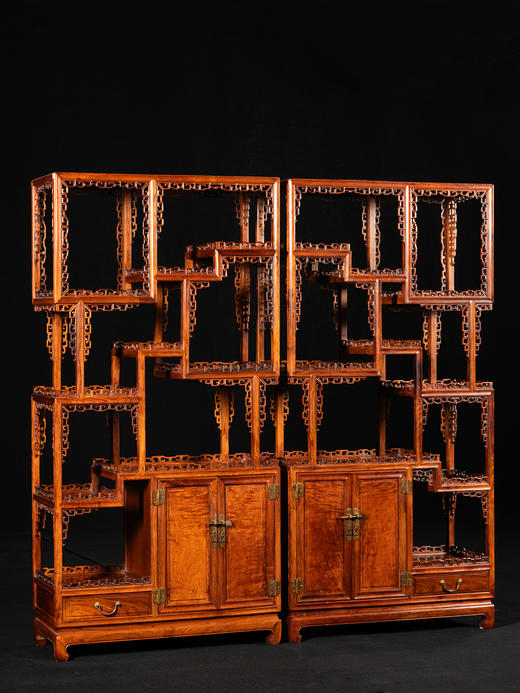 二十世纪 黄花梨打洼透雕拐子纹圈口博古架（一对） 商品图0