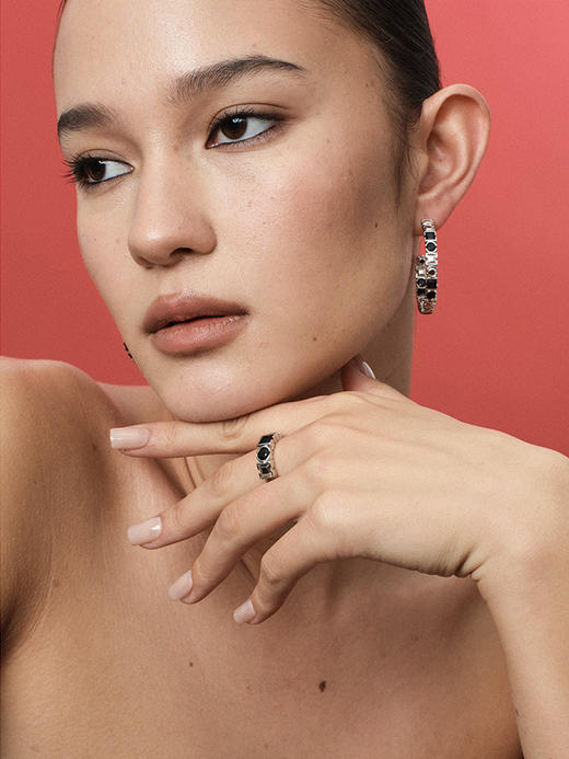 TR她热 摩登指令 银色黑锆石拼接百搭高级设计感叠戴可调节开口戒指 商品图3