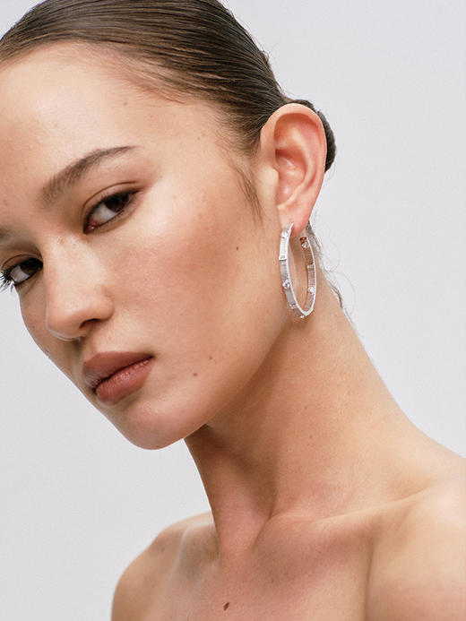 TR她热 星轨 银色横纹黑白锆石轻奢设计感百搭925银针耳环大耳圈 商品图3