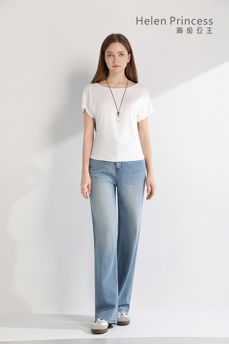 圆领蝙蝠袖T恤配项链