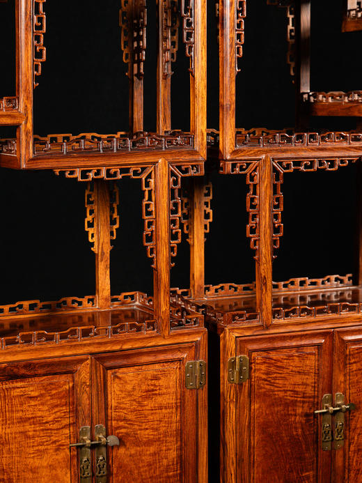 二十世纪 黄花梨打洼透雕拐子纹圈口博古架（一对） 商品图2