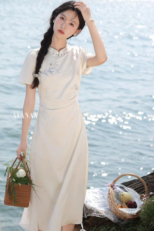 鹿向南「一梦清欢」杏色新中式连衣裙女夏复古改良式旗袍气质长裙 商品图5