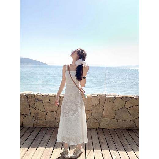 <曾小咸推荐>海边度假风白色吊带连衣裙【预售款，预计3-15天！！】 商品图0