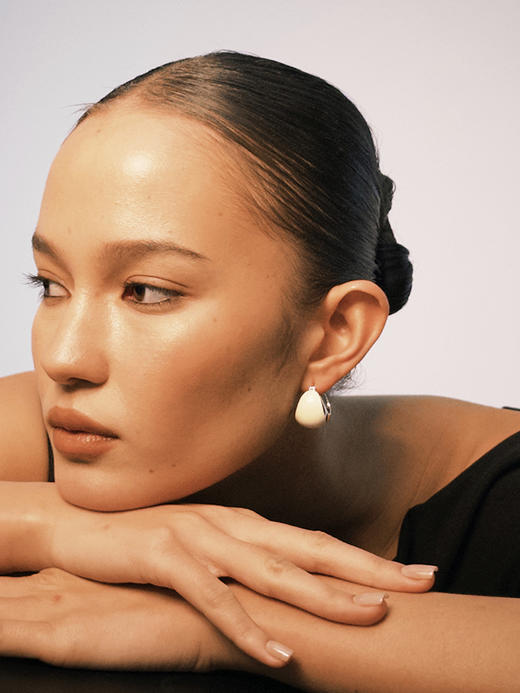 TR她热 气质新贵 奶白色珐琅拼接金属轻奢复古通勤百搭925银针耳环 商品图3