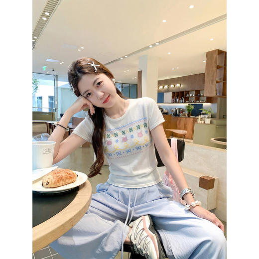 <曾小咸推荐>韩系正肩圆领绣花短袖T恤上衣【预售款，预计3-15天！！】 商品图3