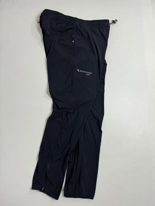 原单正品攀山鼠比森专业运动慢跑长裤，

超薄，版型独有，适合快节奏运动场景

拉链裤腿，方便穿脱，腰部带松紧，膝盖弹力绳设计，膝盖预弯曲设计，细节超多！！

黑色S-XXL 商品图2