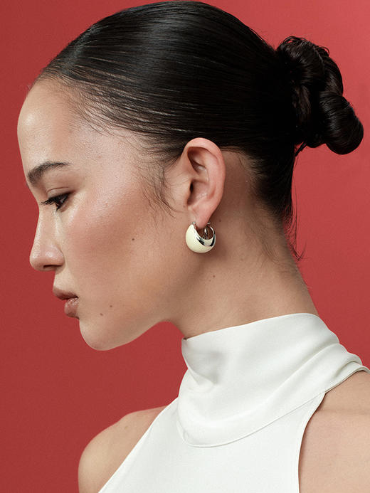 TR她热 气质新贵 奶白色珐琅拼接金属轻奢复古通勤百搭925银针耳环 商品图0