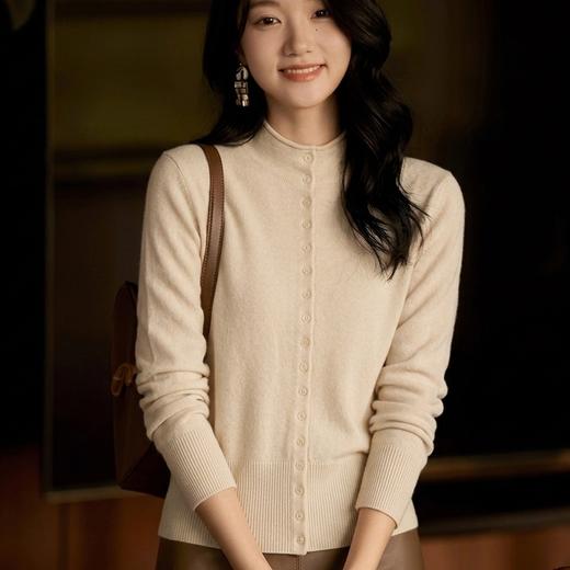 随性好搭~康赛妮半高领纯色纽扣开衫软糯百搭针织衫KSYR260595 商品图1