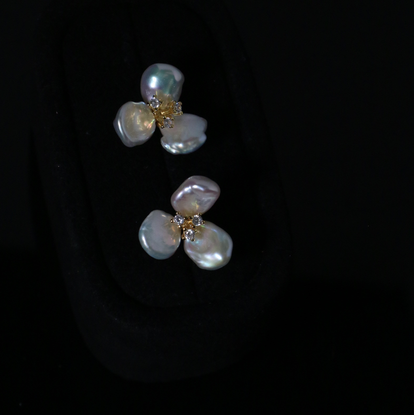 淡水无核花瓣珍珠耳钉