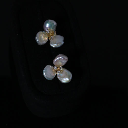 淡水无核花瓣珍珠耳钉 商品图0