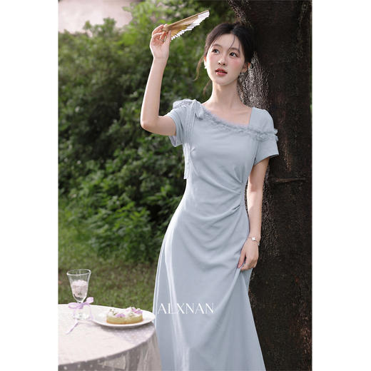 鹿向南【雾里温柔】法式斜领蓝色连衣裙女夏新款气质修身显瘦裙子 商品图2