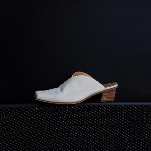 【土豆妈同款】意大利进口水洗牛皮 手工褶皱穆勒拖鞋 Le' Murmure 古董白   柔软细腻，透气舒适。手工褶皱设计增添层次感，彰显独特品味 商品图4