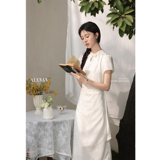 鹿向南「柔光蝶影」新中式国风杏色短袖旗袍连衣裙女夏气质长裙 商品图2