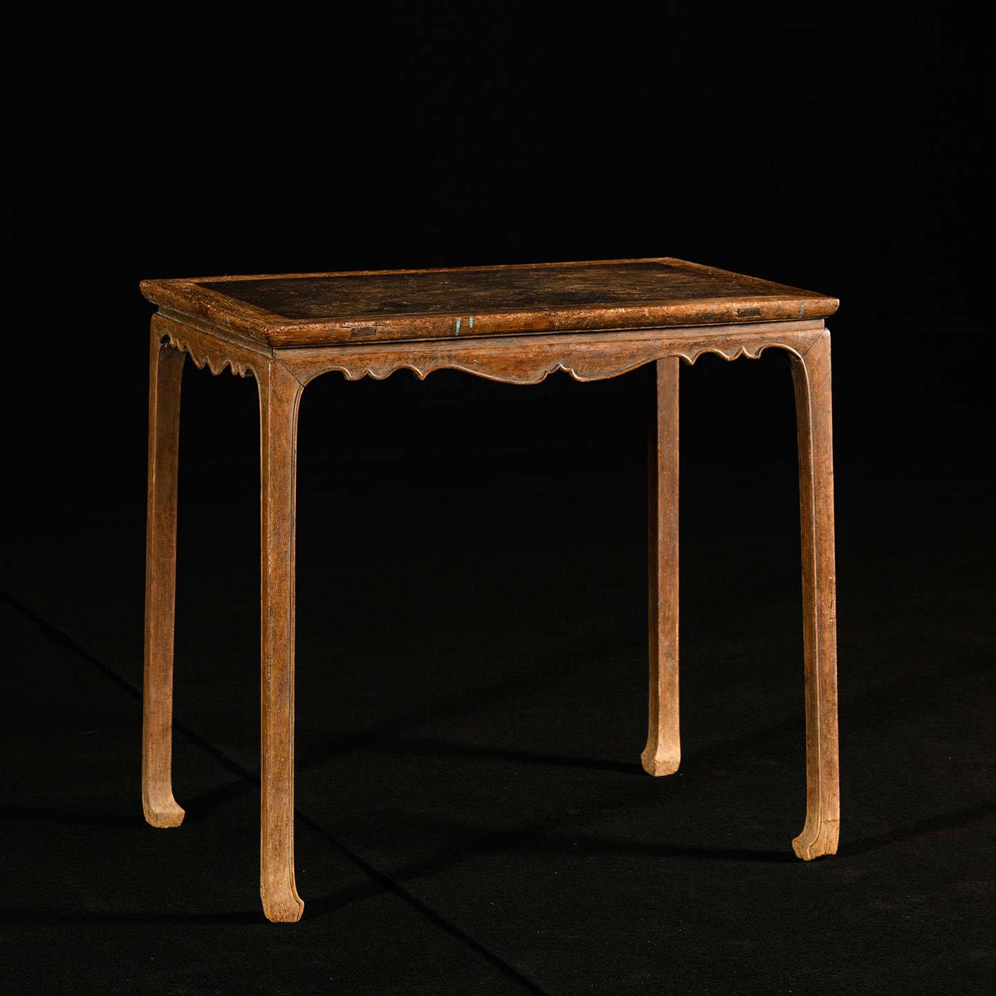 明	黄花梨镶瘿木束腰马蹄腿壸门香案