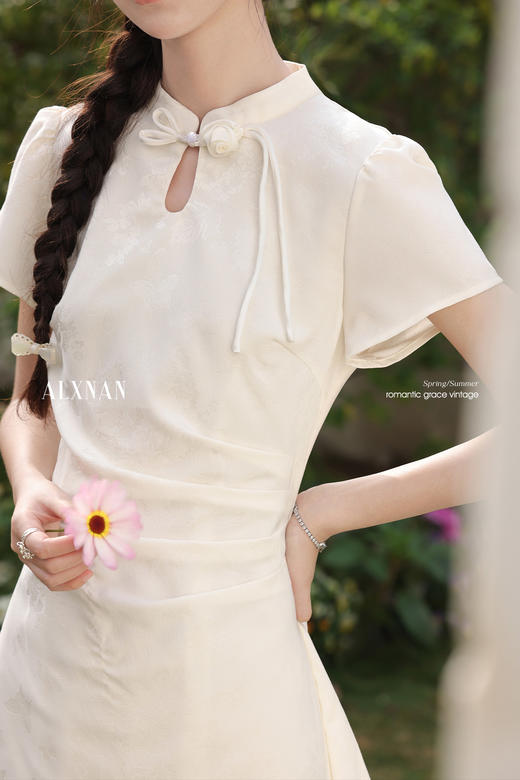 鹿向南「柔光蝶影」新中式国风杏色短袖旗袍连衣裙女夏气质长裙 商品图5