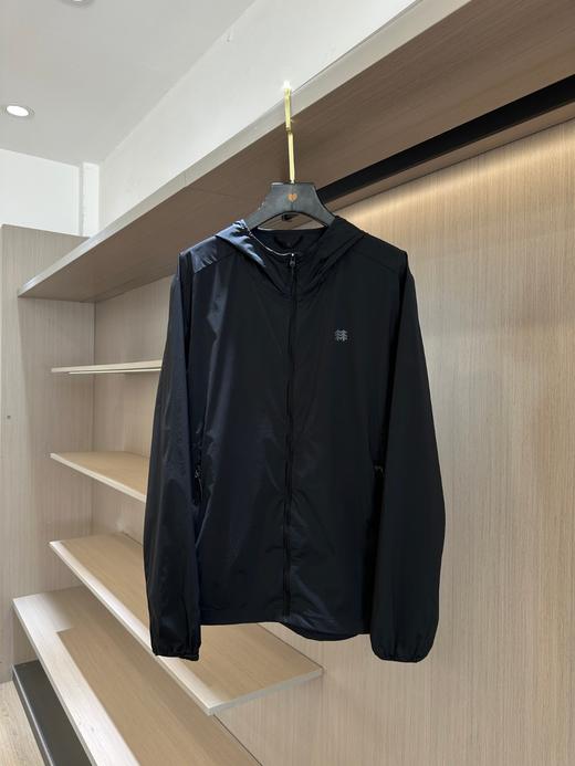 点此购买 可隆春夏季男士户外通勤连帽皮肤衣外套 bk 344396 商品图3