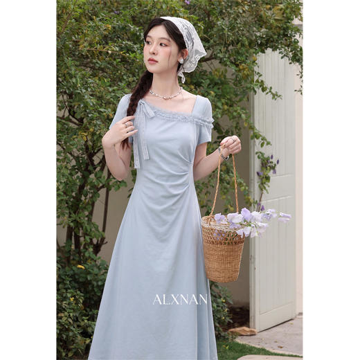 鹿向南【雾里温柔】法式斜领蓝色连衣裙女夏新款气质修身显瘦裙子 商品图0