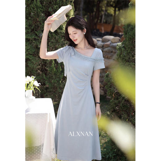 鹿向南【雾里温柔】法式斜领蓝色连衣裙女夏新款气质修身显瘦裙子 商品图3