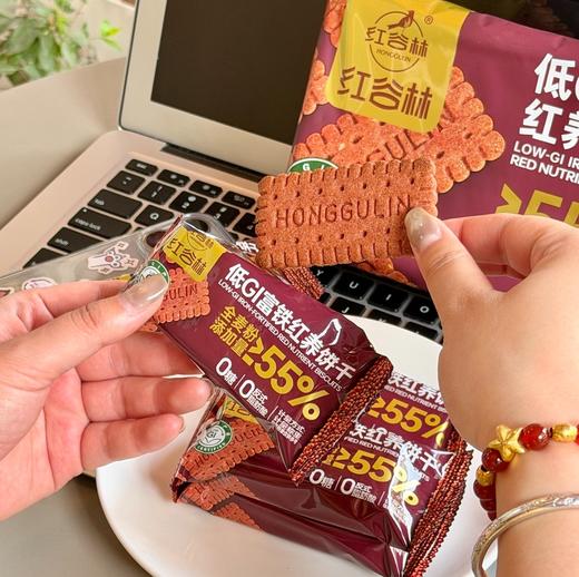 【红谷林无糖富铁红养全麦饼干】 🌹实现素颜自由，可以“吃出好气色”的富铁饼干 ✅一盒约等于166颗红枣/1177颗枸杞 ✅每100克饼干的铁含量有5.5mg 商品图0
