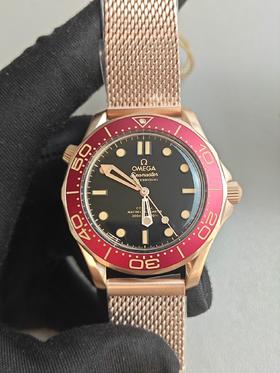 OR出品➕2025新款【红马赤兔青铜金海马300】到货！ 复古与时尚的新碰撞！
外观设计延续了007版海马300米潜水表，继承了无日期显示、穹顶蓝宝石水晶表镜、铝质表圈等复古元素，融入了新材质与配色❕