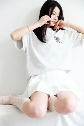 蝴蝶结印花tee，元祖灰+耀夜黑。复古宽松设计情侣圆领t恤E040660