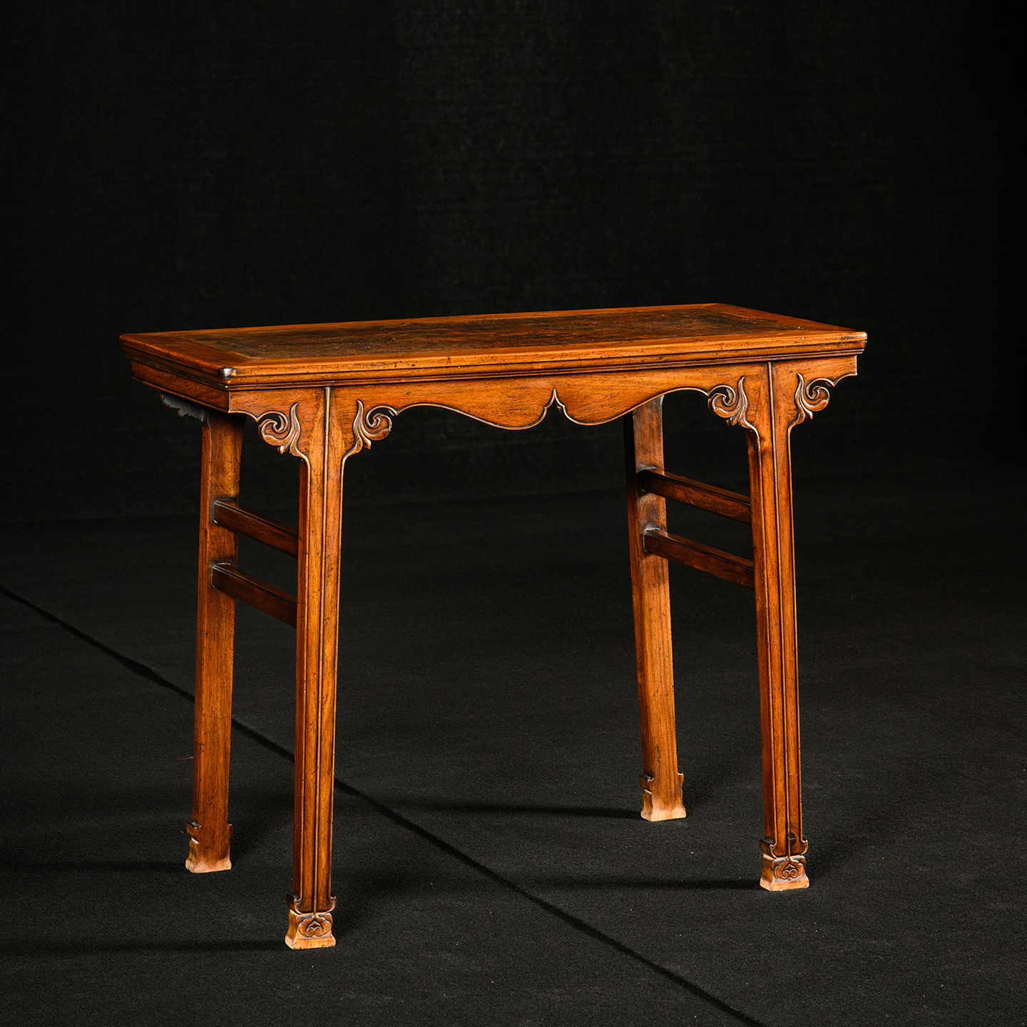 清	黄花梨镶瘿木插肩榫云纹平头案