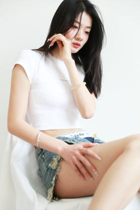 性感露脐tee，小标字母刺绣。杂志写真港风短款圆领t恤女E040666