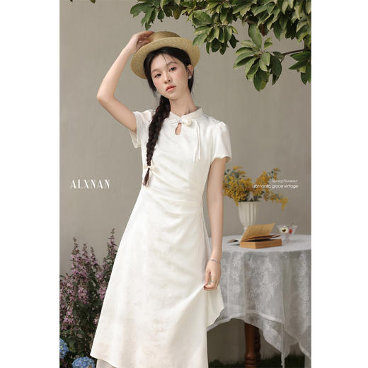 鹿向南「柔光蝶影」新中式国风杏色短袖旗袍连衣裙女夏气质长裙 商品图1