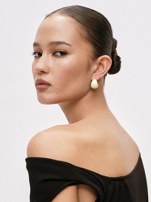 TR她热 气质新贵 奶白色珐琅拼接金属轻奢复古通勤百搭925银针耳环 商品图1