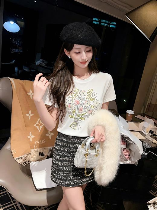 张心子【夏日攻略】设计感烫钻花朵T恤女短袖夏新款修身显瘦上衣 U2604006 商品图11