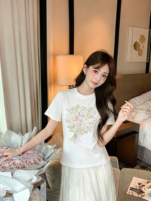 张心子【夏日攻略】设计感烫钻花朵T恤女短袖夏新款修身显瘦上衣 U2604006 商品图3