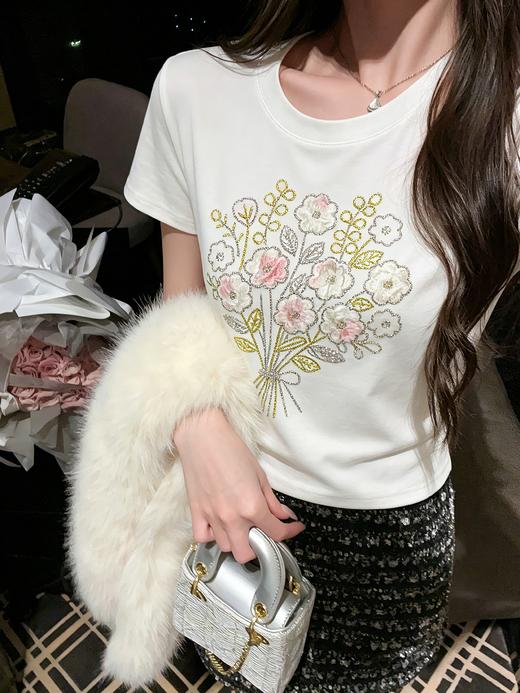 张心子【夏日攻略】设计感烫钻花朵T恤女短袖夏新款修身显瘦上衣 U2604006 商品图9
