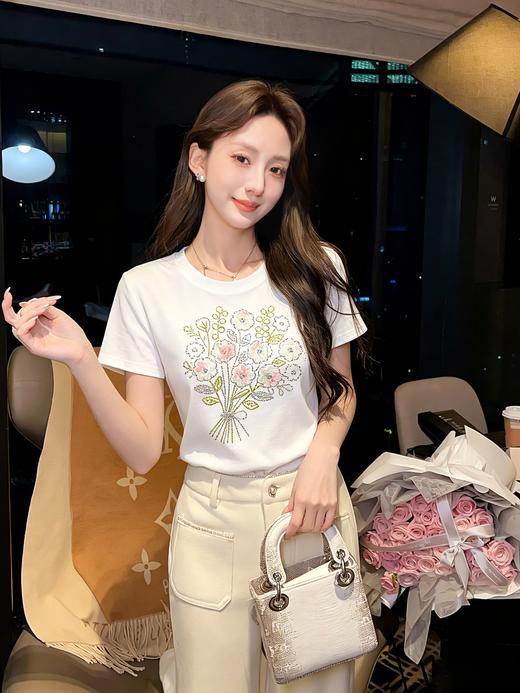 张心子【夏日攻略】设计感烫钻花朵T恤女短袖夏新款修身显瘦上衣 U2604006 商品图4