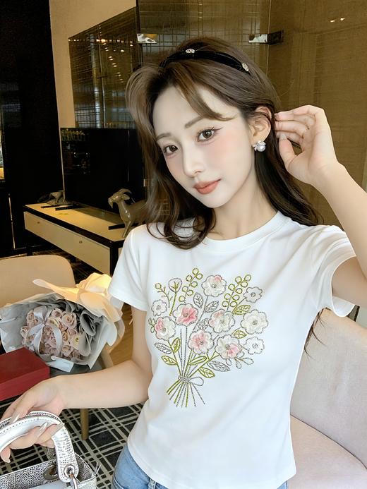 张心子【夏日攻略】设计感烫钻花朵T恤女短袖夏新款修身显瘦上衣 U2604006 商品图1