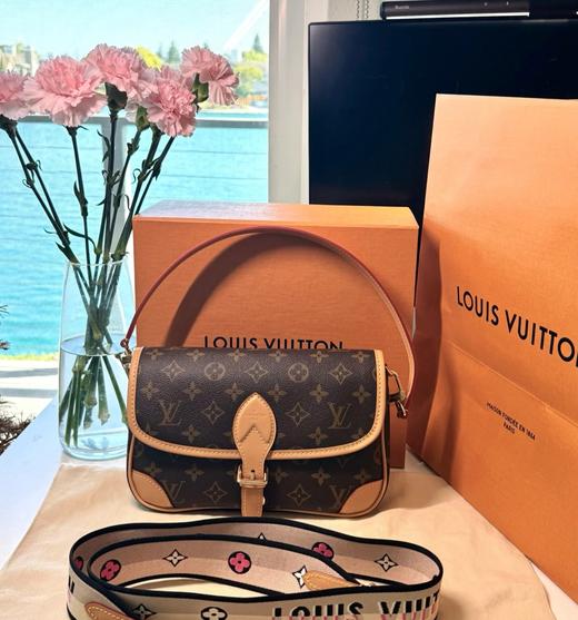 断货王优雅复古字母肩带法棍包 商品图1