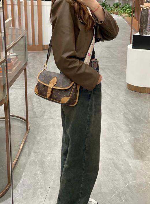 断货王优雅复古字母肩带法棍包 商品图14