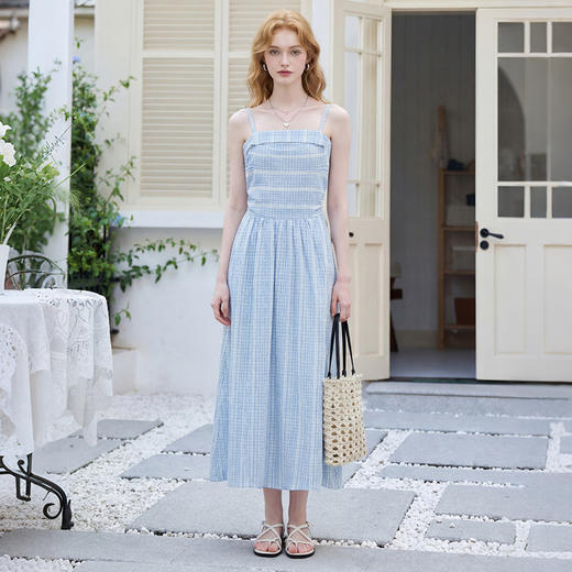 西遇法式方领吊带连衣裙女2026夏季新蓝白格纹收腰大摆度假风长裙E0060261 商品图4