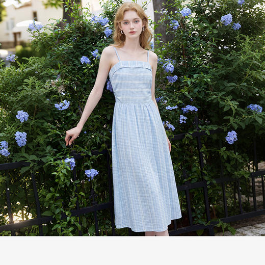 西遇法式方领吊带连衣裙女2026夏季新蓝白格纹收腰大摆度假风长裙E0060261 商品图0