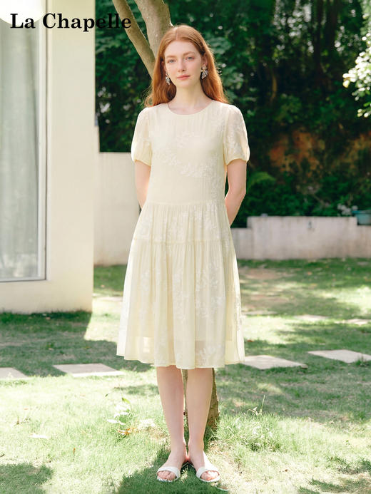 天猫同步【轻奢！中式淡雅】拉夏贝尔/La Chapelle圆领刺绣花朵后背一粒扣短袖连衣裙显瘦遮肚宽松连衣裙 商品图3